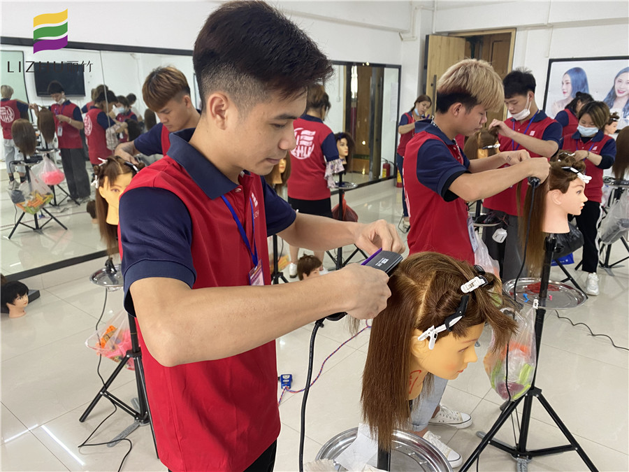 直板夾的使用教程，廣西學(xué)燙發(fā)技術(shù)的學(xué)校知識分享