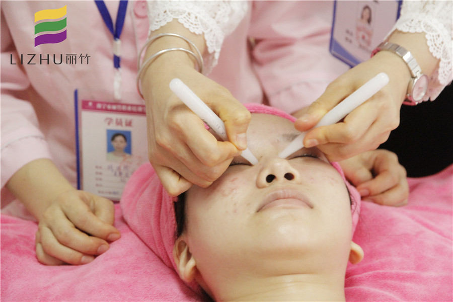 眼部撥筋的好處和壞處，學(xué)美容的正規(guī)學(xué)校推薦