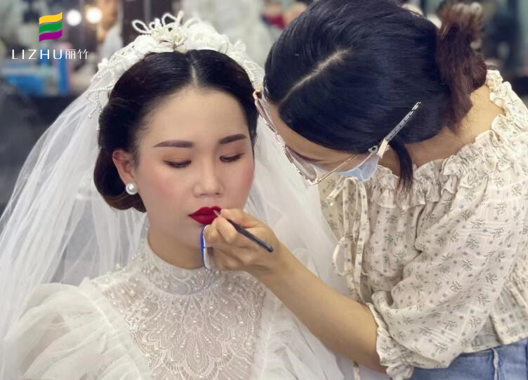 輕復(fù)古新娘造型 ，優(yōu)雅就是如此簡(jiǎn)單