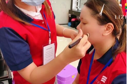 粉底刷海綿的區(qū)別，廣西化妝基礎(chǔ)教學(xué)