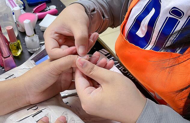 廣西哪里教美甲基礎(chǔ)？全貼甲片怎么貼？