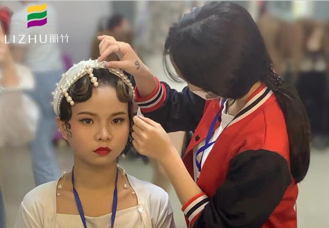 復古手推波發(fā)型練習，南寧學習盤發(fā)造型課堂實況