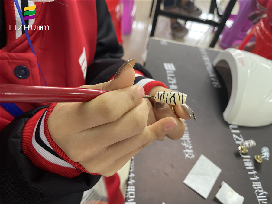 超簡(jiǎn)單斑馬紋美甲教程，南寧專(zhuān)業(yè)美甲培訓(xùn)學(xué)校教你