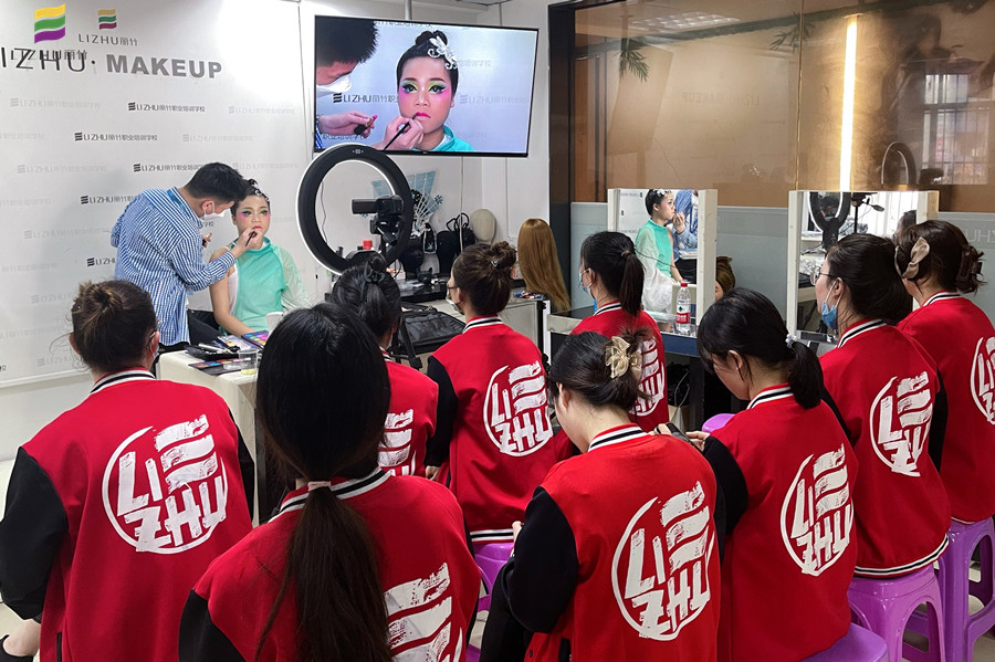 廣西彩妝學(xué)校舞臺(tái)妝欣賞，展現(xiàn)色彩夸張之美