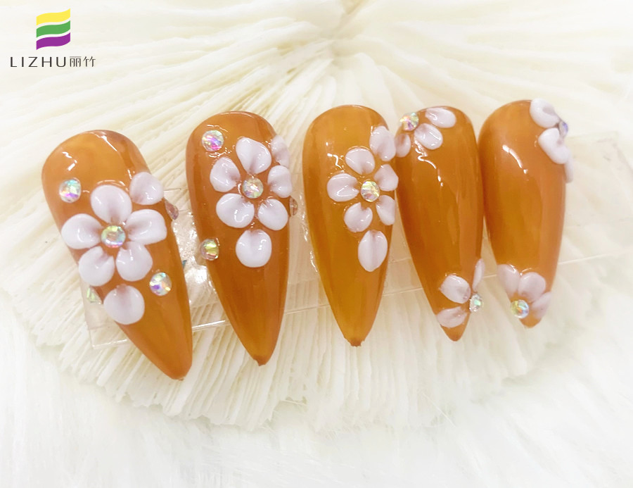 彩繪立體雕花美甲，南寧美甲培訓(xùn)專(zhuān)業(yè)學(xué)校作品