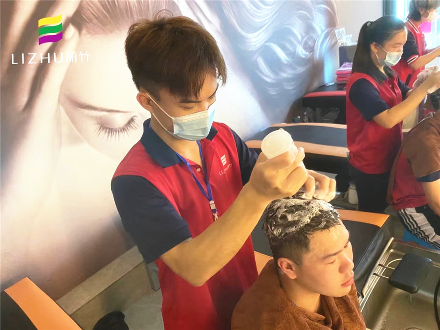 中式洗頭與泰式洗頭的不同，南寧美發(fā)洗頭學(xué)校專業(yè)解答