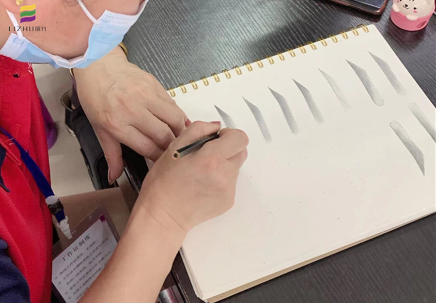 妝紙上快速畫眉技巧，南寧化妝基礎(chǔ)培訓(xùn)班學(xué)員有方法