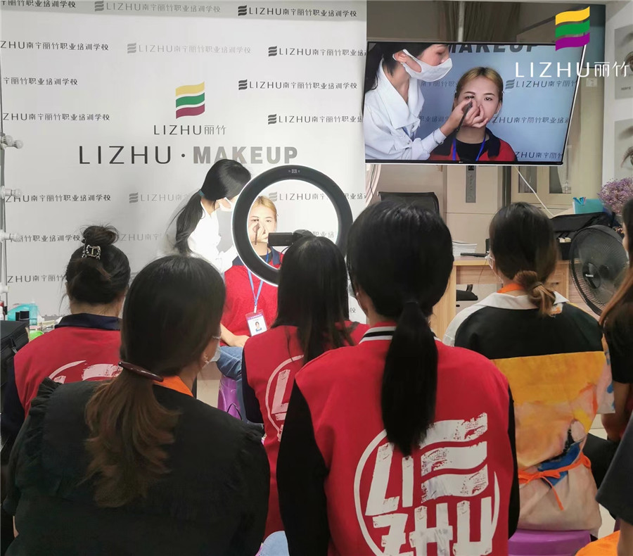 化妝新手畫眉方法，廣西化妝彩妝培訓(xùn)學(xué)校演示手法