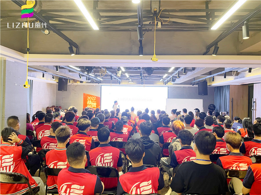 南寧美容美發(fā)學(xué)校開(kāi)展“頭療養(yǎng)發(fā)護(hù)理課堂””