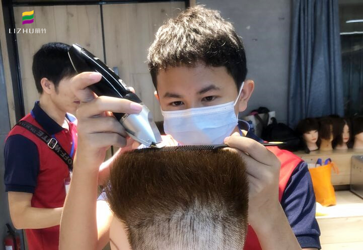 用推剪怎么理平頭？南寧理發(fā)培訓(xùn)學(xué)校實操演示