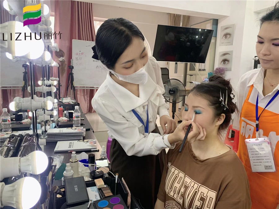 舞臺妝眼影怎么畫？南寧化妝培訓(xùn)眼妝教程