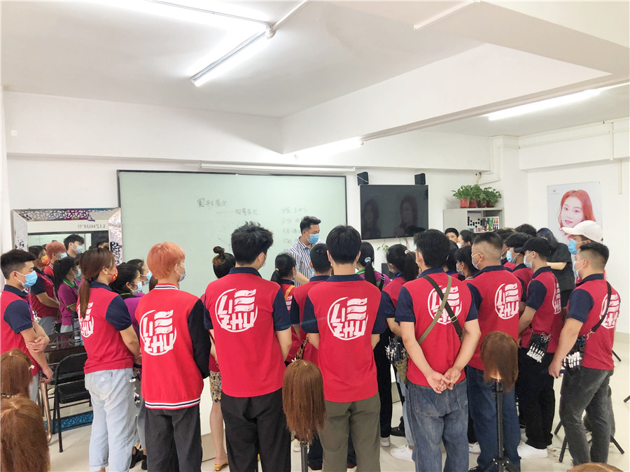 美發(fā)邊緣修剪常用步驟，南寧專業(yè)正規(guī)美發(fā)學校授課