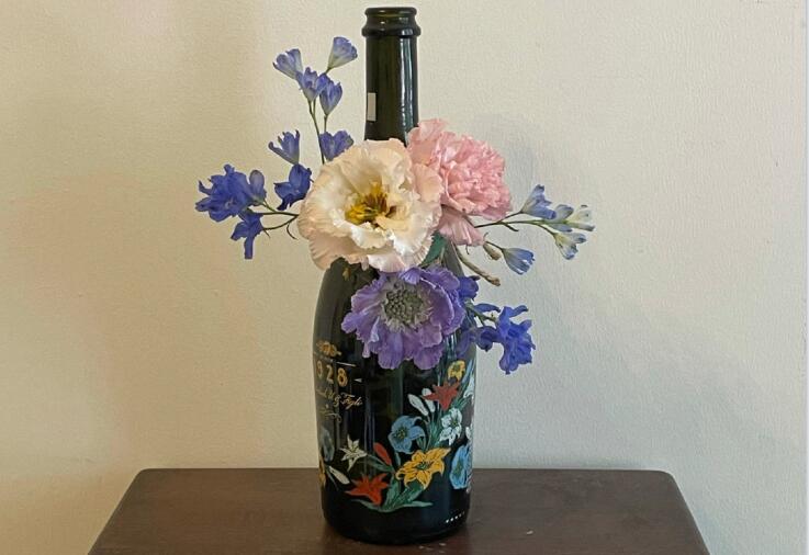 南寧哪里可以學(xué)花藝？先來(lái)看看酒瓶插花作品