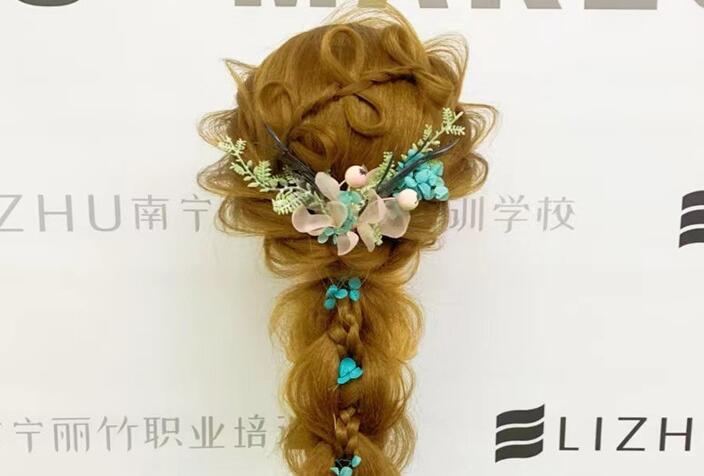 森系編發(fā)造型圖片，南寧編發(fā)培訓(xùn)學(xué)校作品