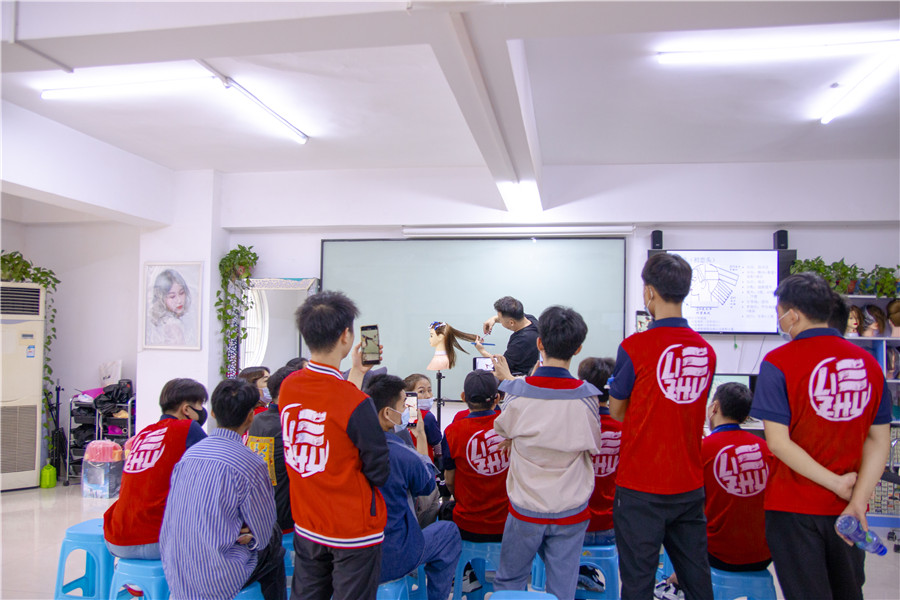 中長(zhǎng)發(fā)尾層次修剪，南寧理發(fā)培訓(xùn)學(xué)校演示手法