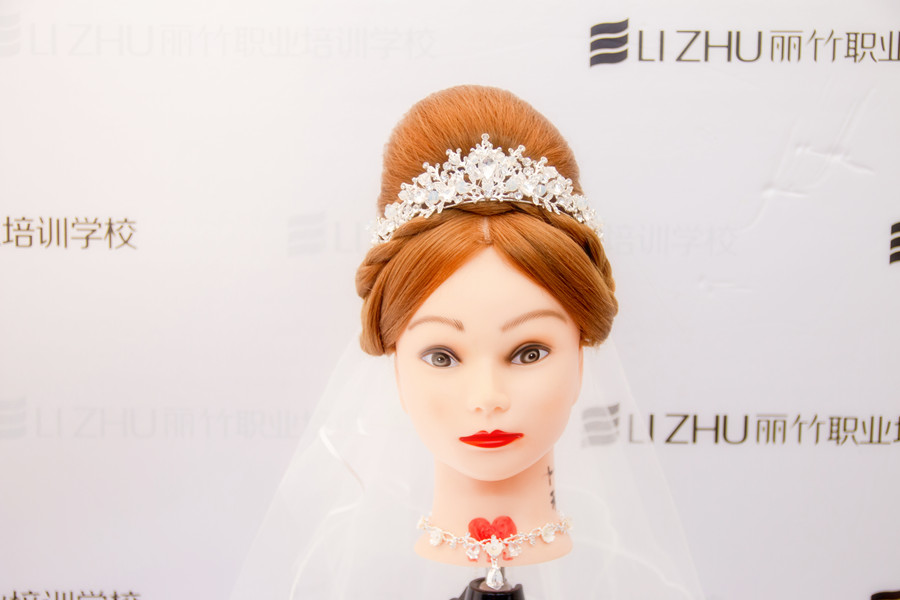 “赫本包”的特點(diǎn)，南寧盤發(fā)培訓(xùn)學(xué)校幫你整理