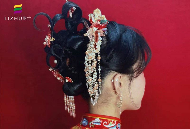 中式秀禾發(fā)型圖片，廣西學(xué)習(xí)化妝盤發(fā)教程