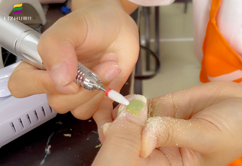 如何使用打磨機(jī)和卸甲包？南寧美甲師培訓(xùn)班教你