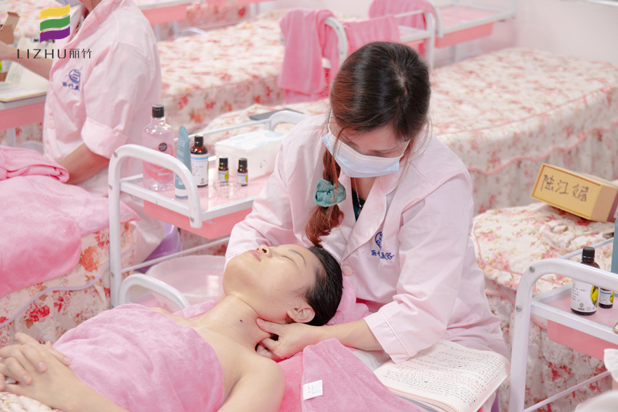 頸部提升美容手法，廣西南寧美容學(xué)校講解課程