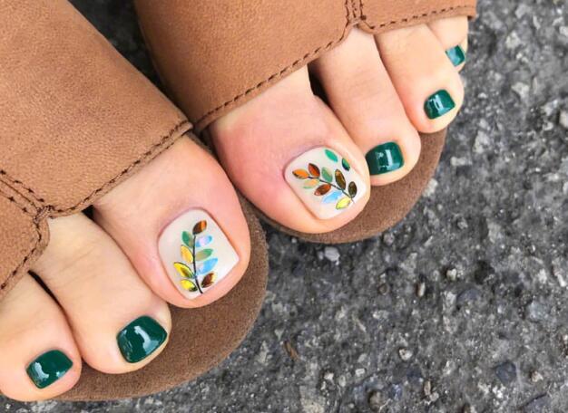 夏日腳部美甲圖片，廣西培訓(xùn)美甲的學(xué)校分享