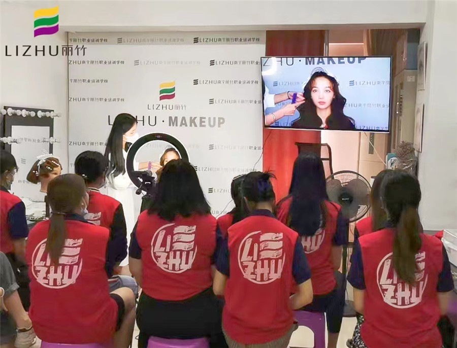 韓式披發(fā)造型，南寧時尚彩妝培訓(xùn)班課堂分享