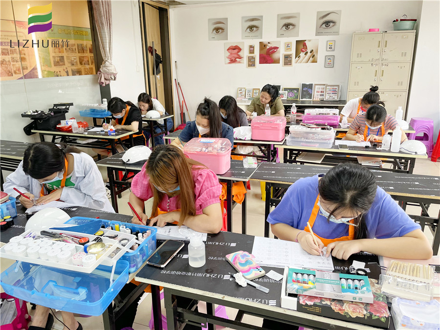 去南寧美甲培訓(xùn)學(xué)校學(xué)美甲要會畫畫嗎？