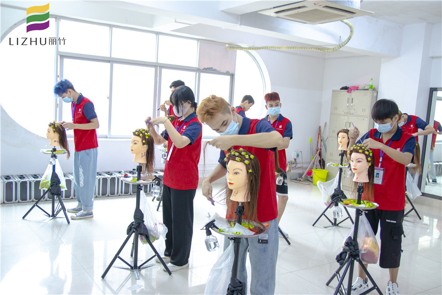 美發(fā)上杠如何加定型水？南寧培訓(xùn)燙發(fā)課程