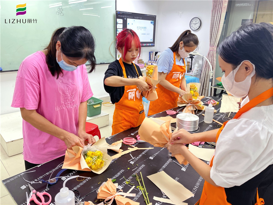 櫥窗禮盒&MINI花束，南寧花藝師培訓(xùn)學(xué)校作品