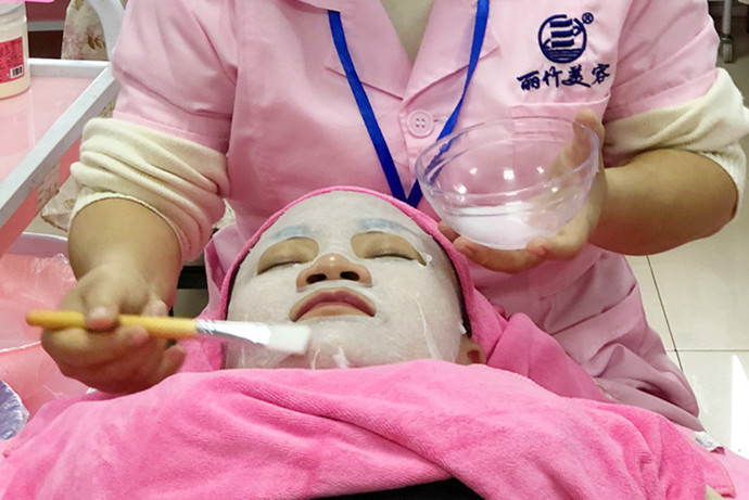 夏日敷水膜的次數(shù)越多越好嗎？南寧美容學(xué)校老師這么說(shuō)