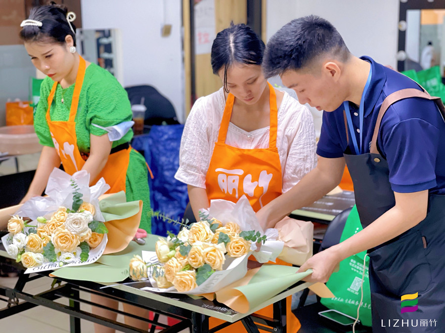 韓式清新花束特點(diǎn)，南寧花藝短期培訓(xùn)班手把手分析