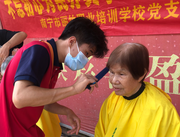 麗竹美發(fā)社會實踐活動-南鷹苑小區(qū)理發(fā)