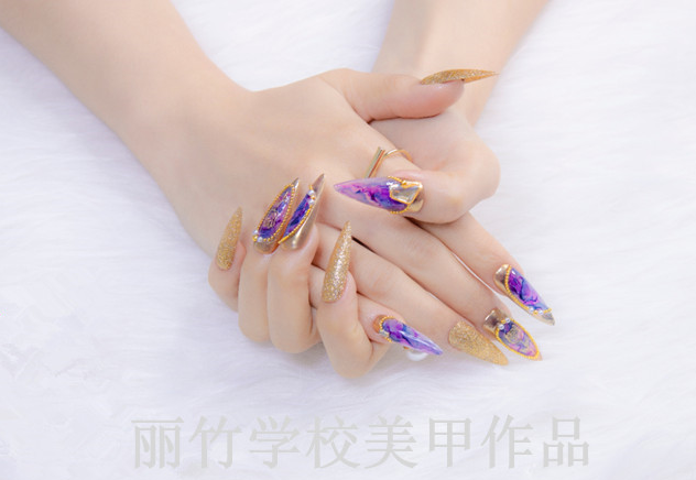 尖形甲怎么做才好看？南寧美甲專(zhuān)業(yè)學(xué)校做分析