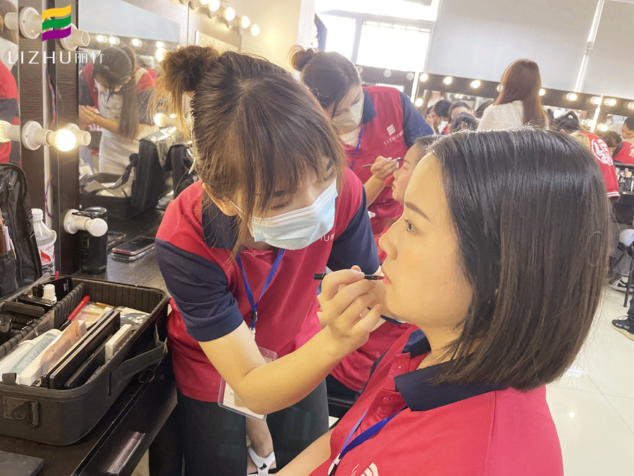 如何區(qū)分冷白皮和暖白皮？廣西美妝彩妝學校授課開講