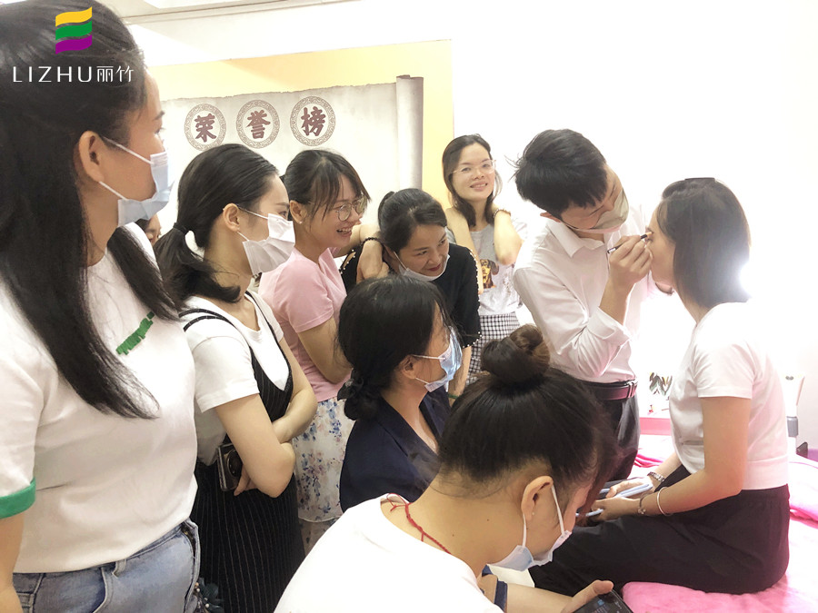 紋眉后怎么修眉才好看？南寧眉眼唇培訓(xùn)學(xué)校教你