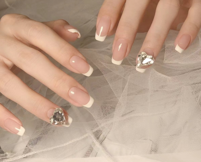 水鉆美甲圖片，南寧時(shí)尚美甲培訓(xùn)分享給你