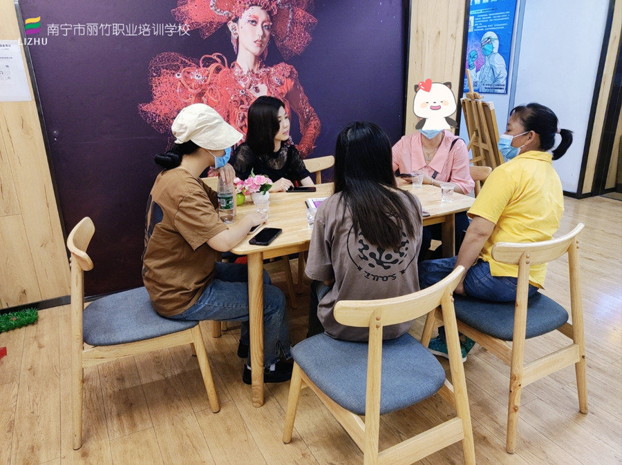 忙！忙！忙！麗竹學(xué)校人氣火爆的招生大廳