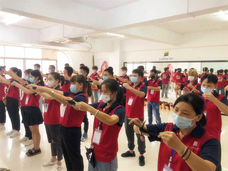 零基礎(chǔ)學(xué)美發(fā)：新手如何練習(xí)用剪刀和梳子？