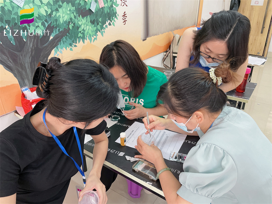 如何用杯子練習(xí)嫁接睫毛？來南寧美睫專業(yè)學(xué)?？纯窗?>
								
								<span id=