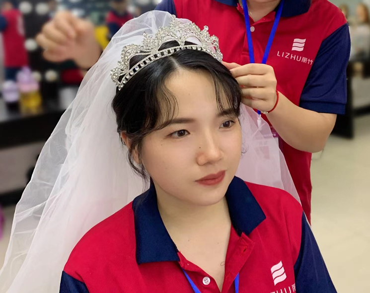 學(xué)化妝盤發(fā)基本手法，到麗竹化妝造型學(xué)校