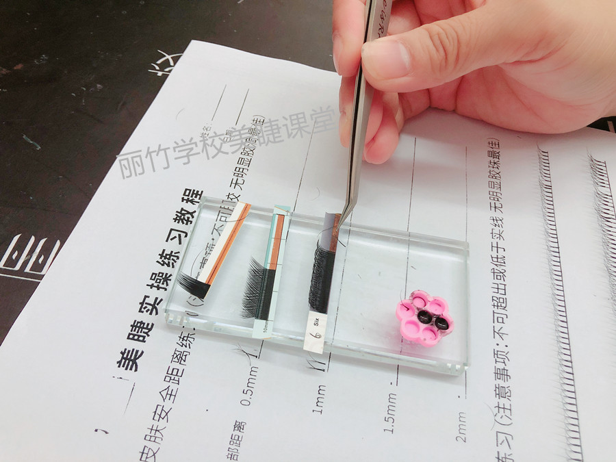 紙上嫁接睫毛，南寧美甲美睫學(xué)校學(xué)員練習(xí)
