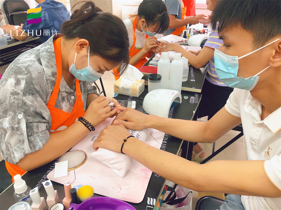 美甲修手有什么項(xiàng)目？南寧市美甲學(xué)校教程