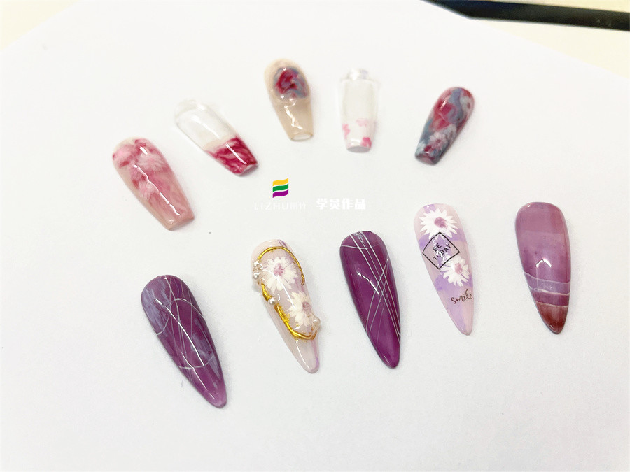 手黑做美甲如何選擇顏色？南寧美甲時(shí)尚培訓(xùn)教你