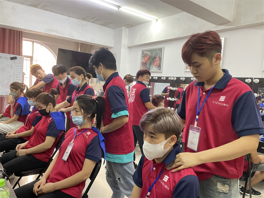 美發(fā)洗護肩頸按摩注意事項 ，廣西美發(fā)學校培訓洗頭