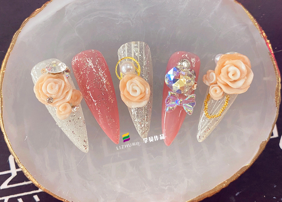 玫瑰雕花美甲作品，告訴你廣西美甲學校哪家好？