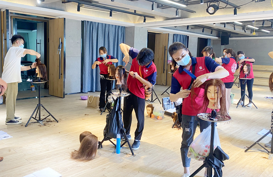 頭發(fā)打薄的注意事項，廣西理發(fā)剪發(fā)學(xué)校教學(xué)