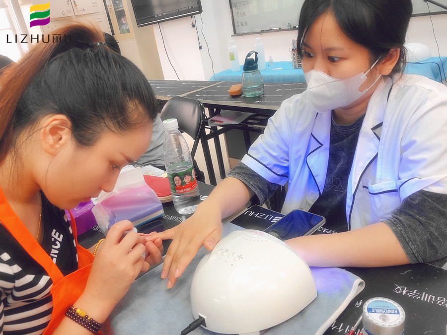 美甲基礎(chǔ)知識(shí)內(nèi)容：指甲油干了怎么辦？