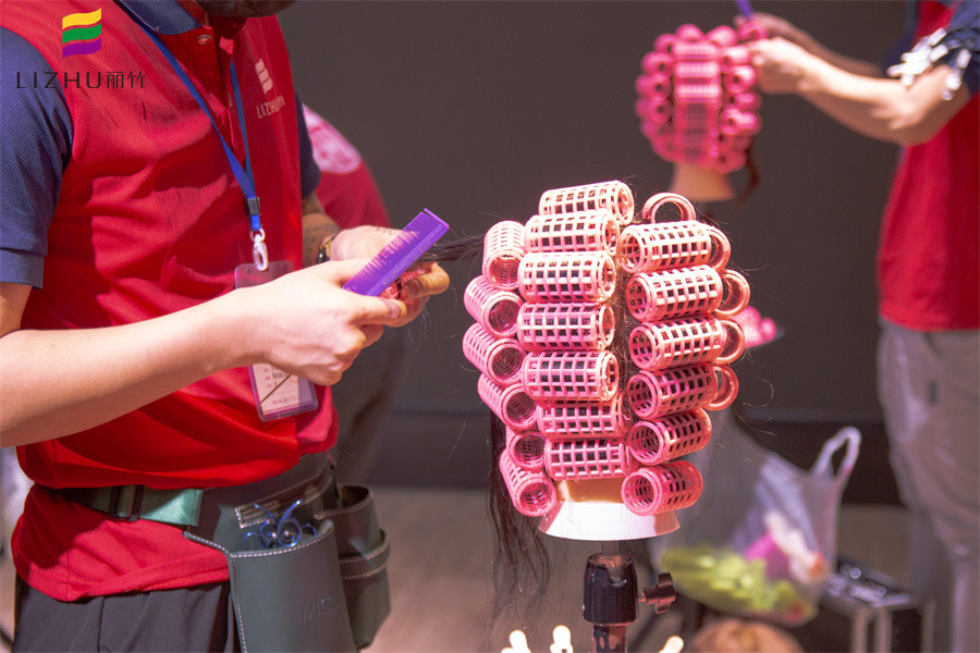 塑料卷發(fā)筒使用方法，廣西南寧專業(yè)燙發(fā)學(xué)校課程