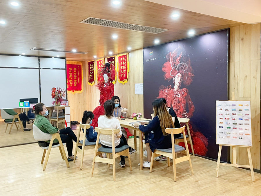 麗竹學(xué)校招生大廳里，全都是人人人人人人