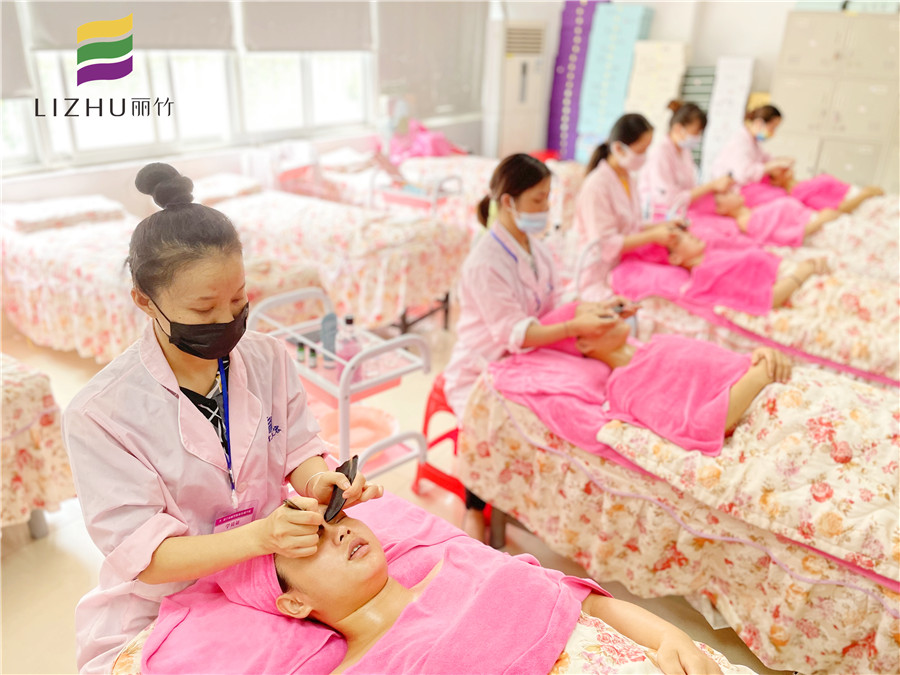 牛角刮痧板面部刮痧，廣西美容面部護理實操