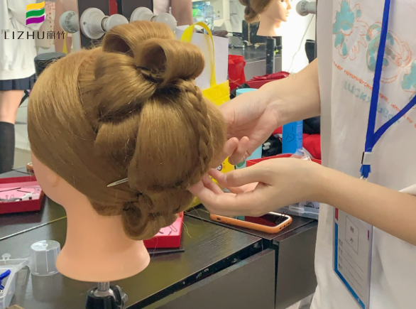 秀禾發(fā)型手打卷教程，南寧化妝盤發(fā)培訓(xùn)課件